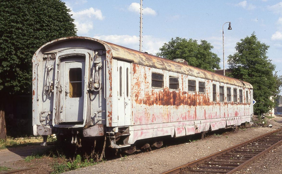 Ein sehr interessanter Wagen stand am 28.6.1992 im Bahnhof Caslav. Es handelt sich wegen der Abteilaufteilung und wegen der vergitterten Fenster zu urteilen um einen Gefängnis Transport Wagen. 
Vom Wagenkasten her hat er nach meinem Empfinden Ähnlichkeit mit französischen D-Zug Wagen. Vielleicht kann ja jemand Ergänzendes dazu mitteilen, was ich dann gerne hier vervollständige.