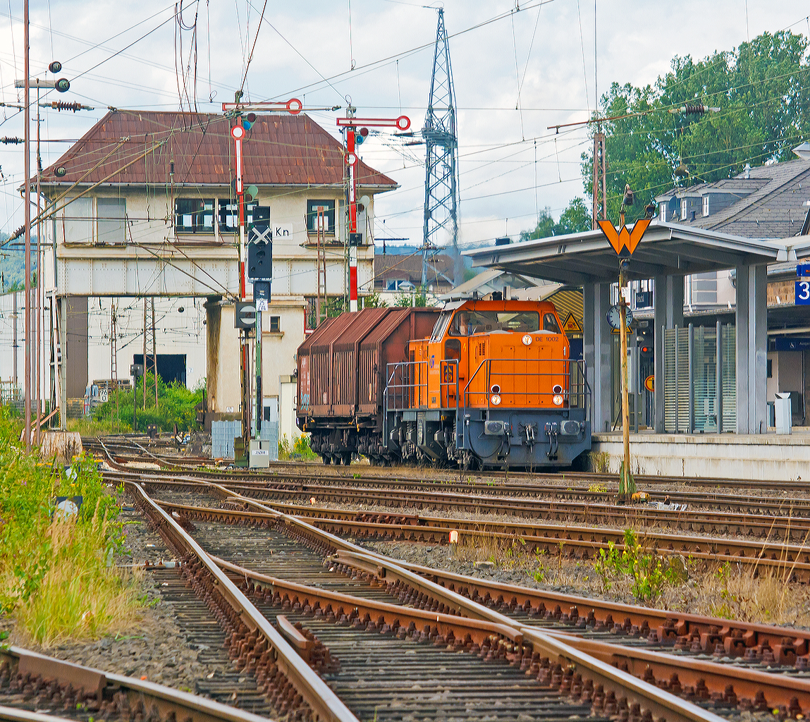 
Ein sehr kurzer Güterzug....;-)
Die Lok 41  (98 80 0272 008-0 D-KSW), eine MaK DE 1002, der Kreisbahn Siegen-Wittgenstein (KSW) fährt am 12.08.2014 mit einem 6-achsigem Teleskophaubenwagen der Gattung Sahimms-u 900 durch den Bahnhof Kreuztal in Richtung Rangierbahnhof. 

Im Hintergrund das Reiterstellwerk Kreuztal Nord (Kn)und rechts der Bahnhof.

Hinweis: Aufgenommen von öffentlicher Straße  (Zuschnitt aus Teleaufnahme).