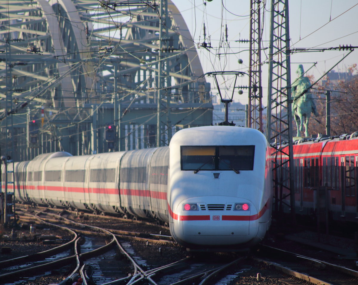 Ein sehr langer Zug...
.. ist der ICE 1. Aus diesem Grund ist dann der flexibel einsetzbare ICE 2 entstanden.
Tz 161  Bebra  erreicht als ICE 1025 (Hamburg Altona - Frankfurt(Main)Hbf) die Dom-Stadt.

Köln Messe/Deutz, 03. Dezember 2016
