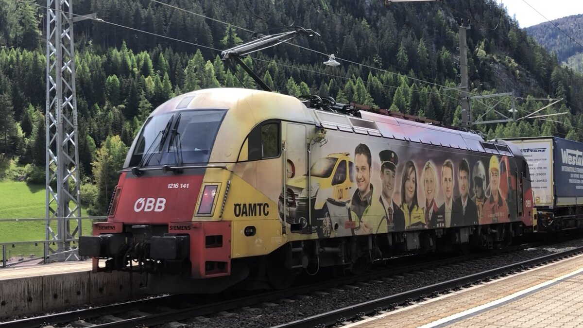 Ein sehr seltener Anblick auf der Brennerbahn als plötzlich diese Werbelok daher kam. 1216 141  ÖAMTC  an einer ROLA von Wörgl Terminal Nord nach Brennersee. Am Zugschluss schob eine neue 1293 Vectron den Zug an. Aufgenommen am 28.05.2021 in St. Jodok