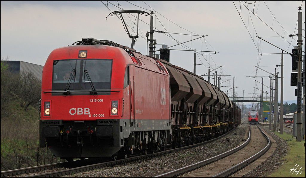 Ein sehr seltener Anblick im Osten Österreichs!
1216.006 mit DG 55507 Wien Zvbf nach Villach Gvbf. am 23.03.14 in der Hst. Wr.Neustadt Civitas Nova.
