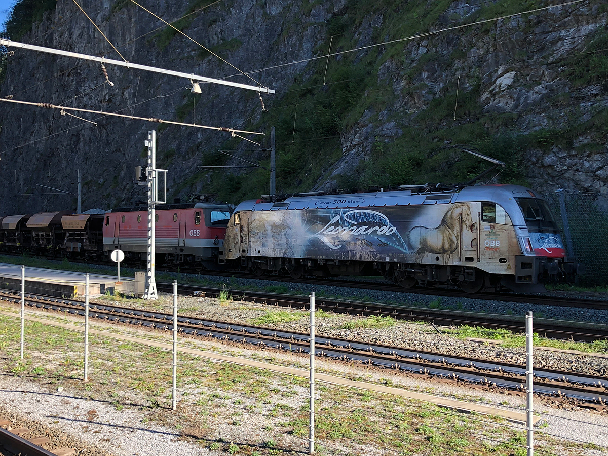 Ein sehr seltener Besucher auf der Arlbergbahn war die Leonardo da Vinci 1216 019. Leider war der Zug schon zu diesem Zeitpunkt am Abend im Schatten der hohen Felsen... 1216 019 und 1144 052 mit einem Schotterzug richtung Bludenz hier beim kurzen Zwischenhalt zwecks RailJet Überholung im Bahnhof Imst-Pitztal am 03.09.2020