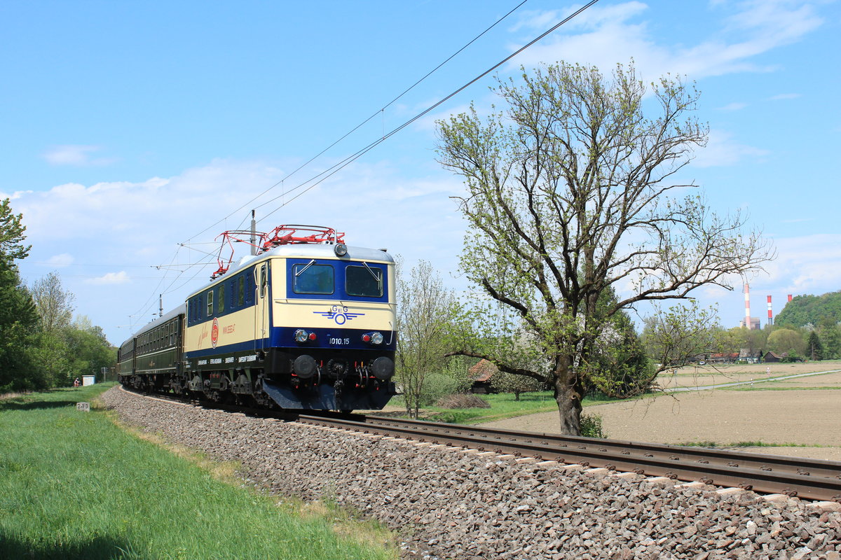Ein sehr seltener Gast auf der Südbahn Richtung Spielfeld-Straß ist die 1010.15 der ÖGEG.
Hier zusehen am 26.4.2015 mit dem SE14557 von Wien FJB nach Spielfeld-Straß aufgenommen kurz vor Wildon.
