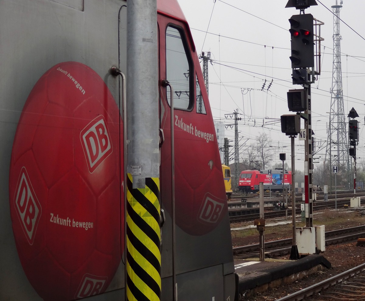 Ein Seitliches Portrait der 101 110 wurde am Karlsruher Hauptbahnhof aufgenommen.
Im Hintergrund setzt gerade die 101 100 um, um an einen Intercity im Abstellbahnhof zu gelangen. In der Mitte sieht man dann auch noch eine Gleisbaukartoffel, welche nach kurzem Aufenthalt seine Fahrt richtung Süden fortsetzte. 