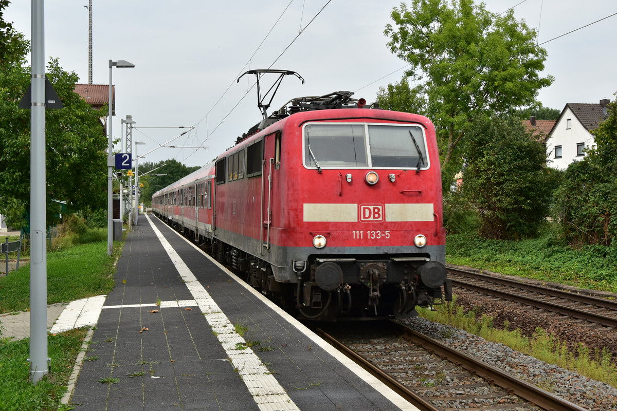 Ein selten gewordener Anblick auf der Neckartalbahn, hier ist ein lokbespannter RE3 nach Heilbronn von der 111 133-5 gezogen und mit N-Wagen gebildeter Zug bei der Durchfahrt in Offenau zu sehen. Mittwoch 30.8.2017