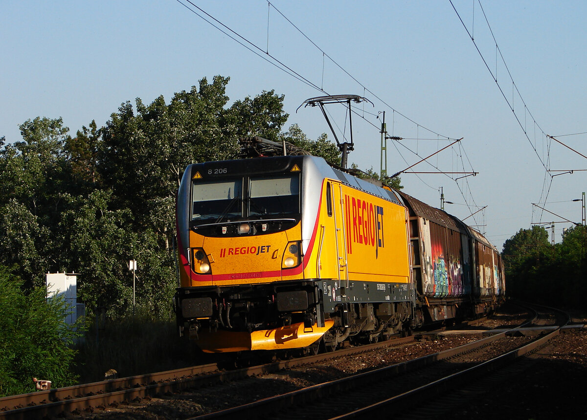Ein seltener Gast auf dem KBS 1: Die Regiojet 388 206 mit einem Güterzug zwischen Almásfüzítő und Tata, in Richtung Budapest/Kecskemét.
20.06.2022.