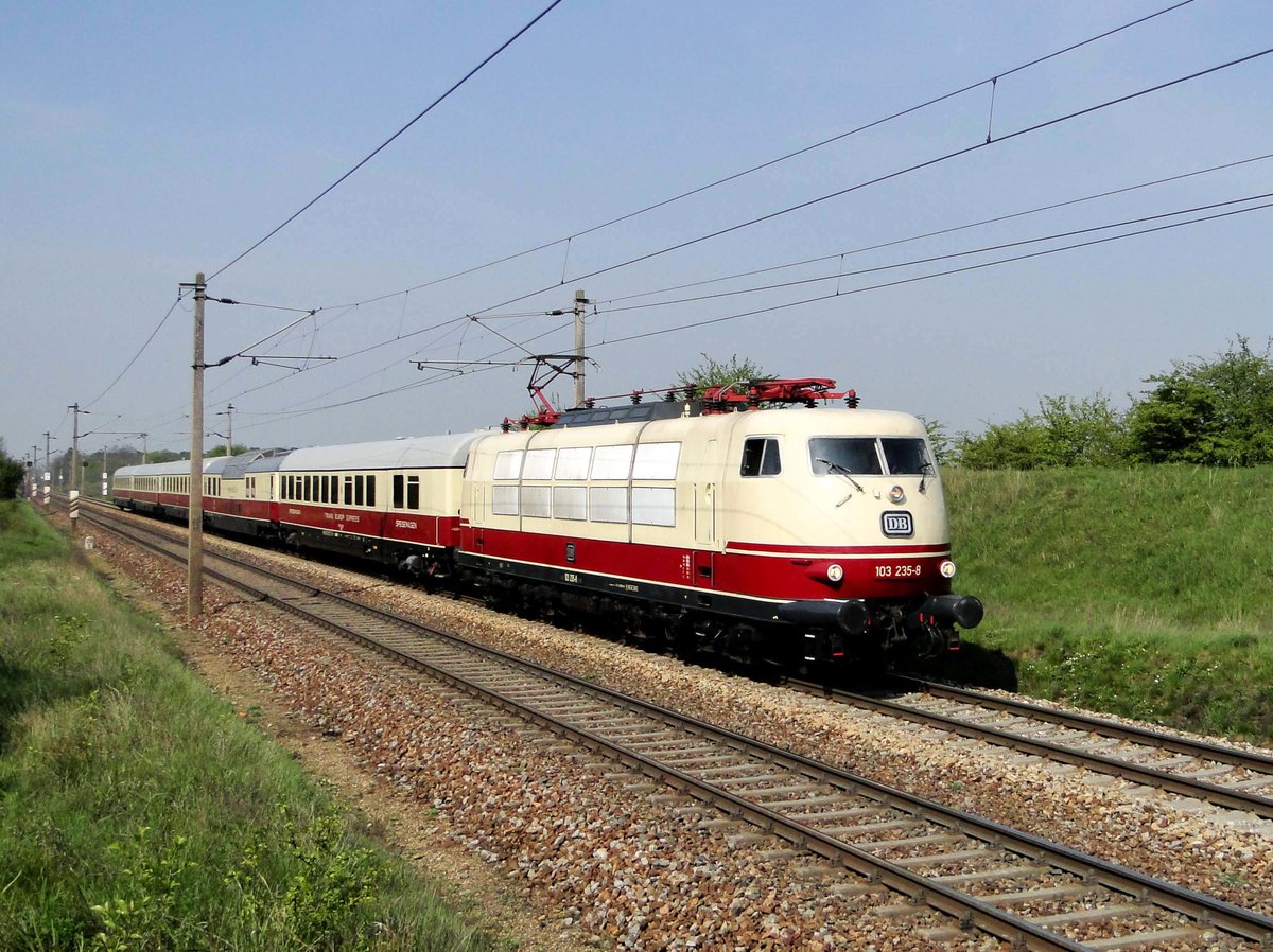 Ein seltener Gast auf der Nordbahn in Österreich: 103 235 mit dem TEE Rheingold Express von Wien nach Strasshof bei Helmahof. 25.04.2010.