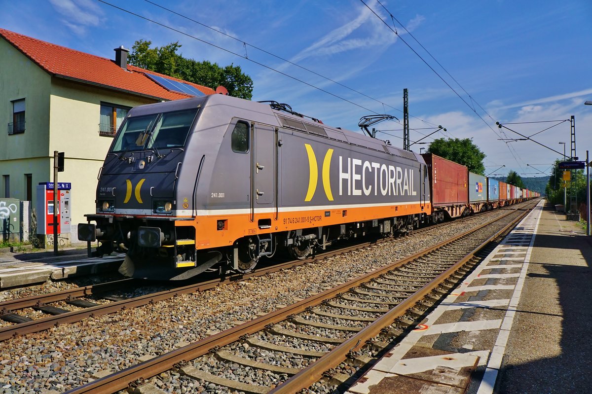 Ein seltener Gast in dieser Gegend.Rastatt Umleiter Hectorrail 241 001 mit Container durchfährt am 04.09.2017 den Haltepunkt Tü-Lustnau Richtung Tübingen Gbf.