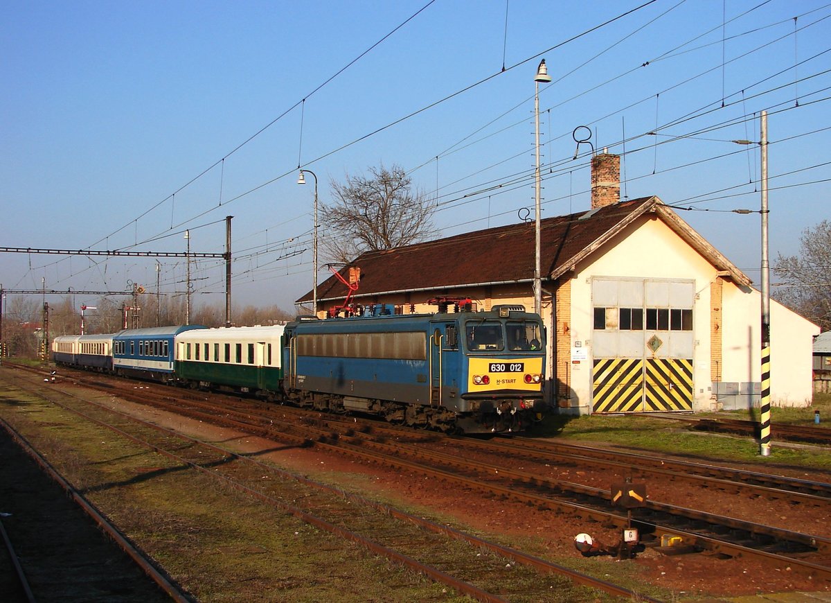 Ein seltener Gast in Komárno, in der Slowakei: 630 012 mit dem MÁV Nosztalgia Sonderzug  PIVO Express  bei der Einfahrt in Komárno. Die Reiseziel war: Brno.
Komárno, 24.03.2018. 