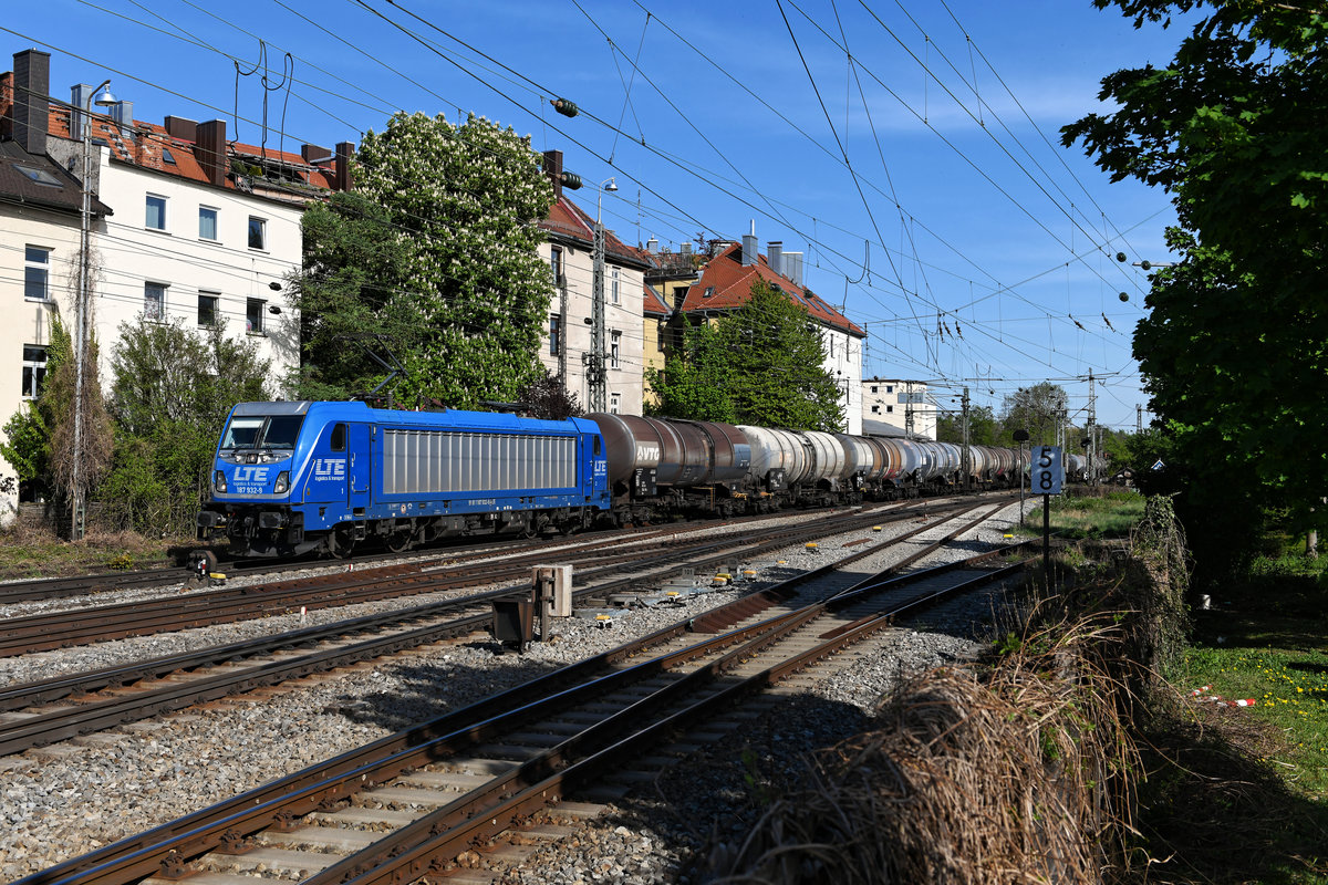 Ein seltener Gast ließ sich am 21. April 2020 in München Süd blicken: Die 187 932 von LTE beförderte einen unter der Zugnummer DGS 48889 verkehrenden Kesselwagenzug aus Österreich, der regulär über Passau laufen sollte, aufgrund von Bauarbeiten aber den Weg über Salzburg nahm. Die Lok hat leider ihre seitlichen Planen mit der  Lord of the rails  Beschriftung verloren, Hintergund soll eine Urheberrechtsstreigikeit gewesen sein.  