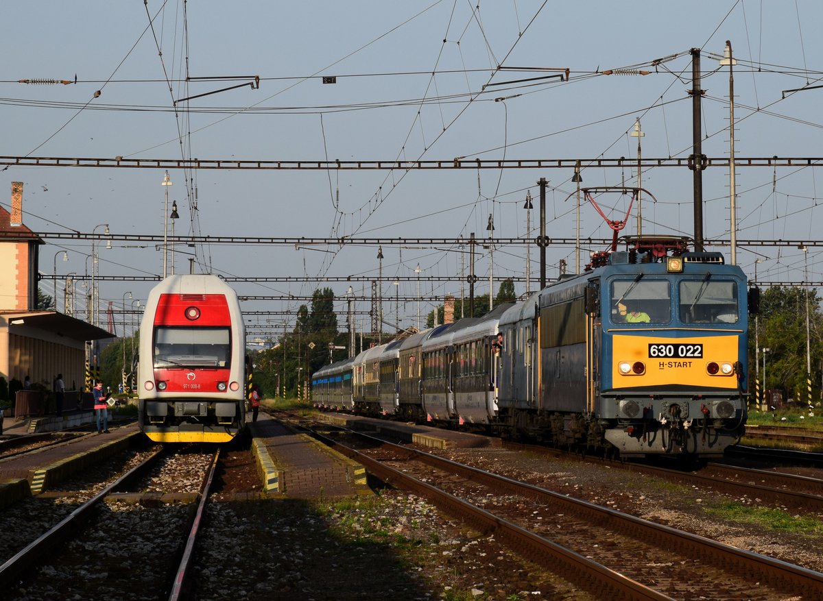 Ein seltener Gast in Nord-Komárom (in der Slowakei): Die Gigant 630 022 (V63 022) mit dem Partyzug  PIVO Express  von Budapest nach Brno bei der Ankunft in Bahnhof Komárno. Hinter der Lok sind eine Heizwagen und die ex-Voralpen Express Wagen.
Bahnhof Komárno (in der Slowakei), 29.08.2020.  