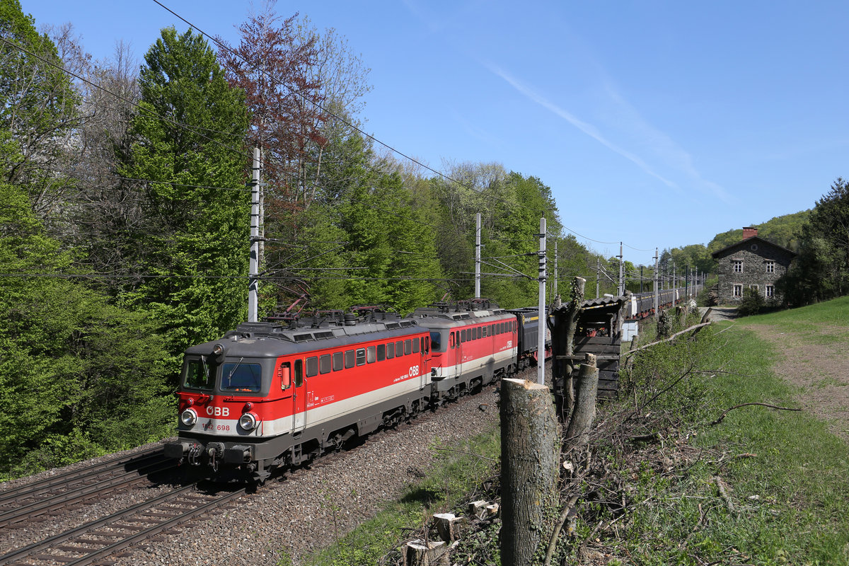 Ein seltenes 1142 Tandem am GAG-47046 mit der 698 vor 610 fahren beim Payerbachgraben talwärts. 20.4.18