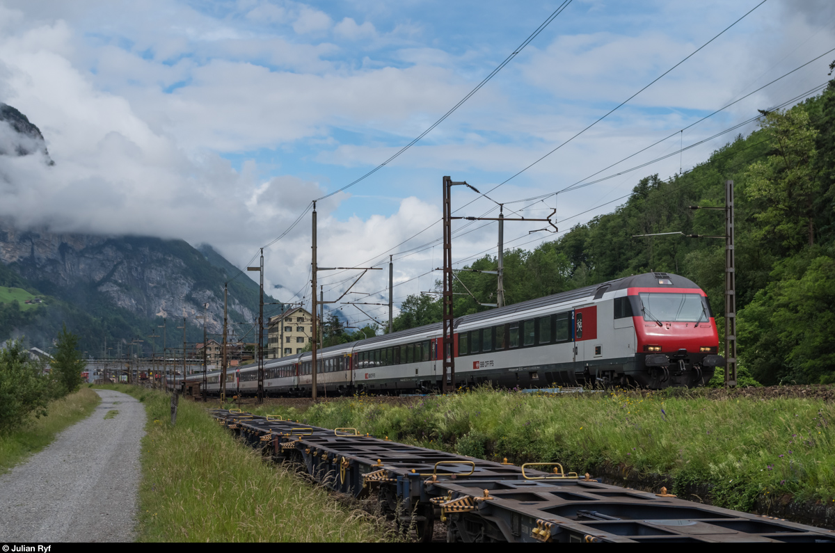 Ein seltenes Bild am Gotthard: EW-IV-Pendel als Extrazug zur Eröffnung des Gotthard Basistunnels verlässt am 4. Juni 2016 den Bahnhof Erstfeld auf der Gotthard Bergstrecke.
Die Züge verkehrten an diesem Wochenende im 20-Minuten-Takt sowohl durch den Basistunnel, wie auch über die Bergstrecke.