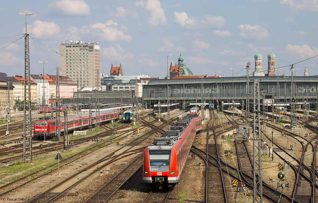 Ein seltenes Bild - ein 423 oben im Münchner Hauptbahnhof. Am 17. August 2013 war dies allerdings aufgrund von Bauarbeiten an der S-Bahn-Stammstrecke mehrmals täglich zu beobachten. Für 423 637 betätigte ich an der Hackerbrücke den Auslöser.