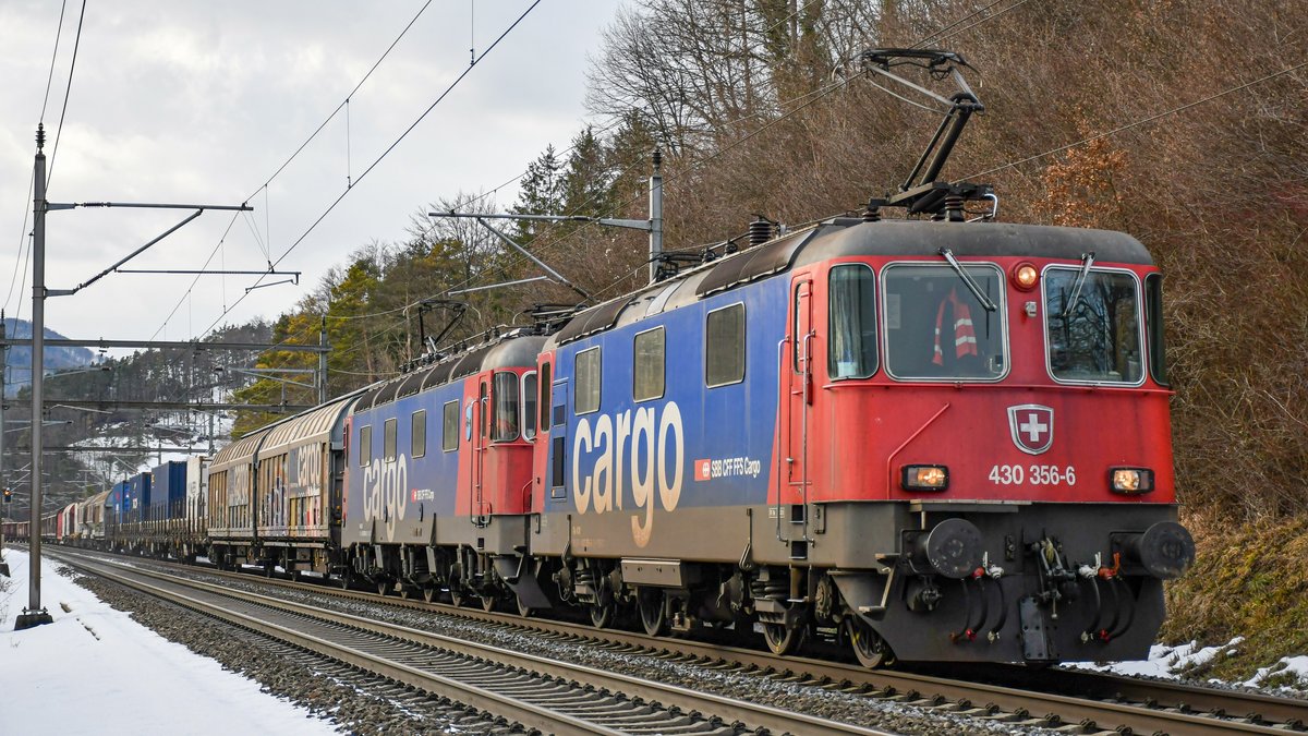 Ein seltenes Duo am Zug 60133: Re 4/4 III 11356 (die einzige 430 im Cargo-Look) zusammen mit Re 6/6 11658  Auvernier  auf dem Weg in den RBL am 26.01.2021, aufgenommen bei Villnachern AG.