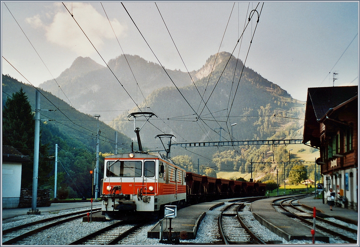 Ein seltens Bild: Eine TPF /GFM GDe 4/4 mit einem Güterzug auf der Fahrt aus Richtung Château d'Oex in Richtung Bulle beim Halt in Montbovon. 

17. September 2002. 
