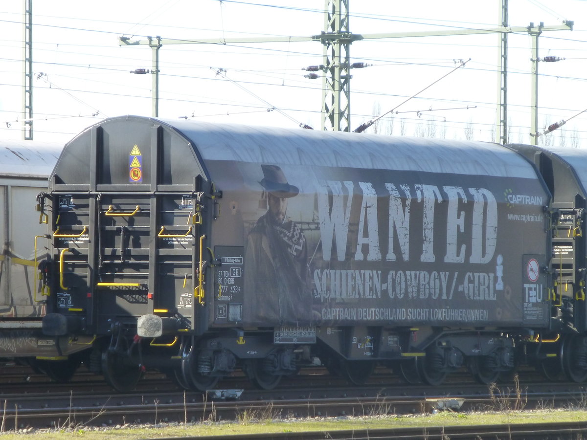 Ein Shimmns-Wagen (4777 423-7 D-ERR), der von Captrain angemietet ist, wirbt mit  WANTED Schienen-Cowboy/-Girl . Aufgenommen am 24.03.19 vom HP Duisburg-Bissingheim.