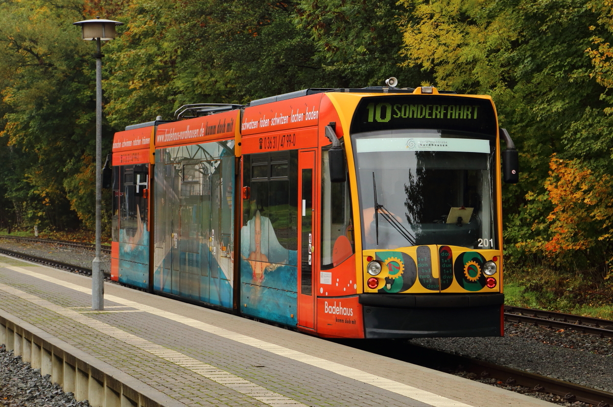 Ein Siemens Combino Duo der Nordhäuser Straßenbahn, aufgenommen am 17.10.2015 im HSB-Bahnhof Ilfeld. Zwischen Nordhausen und Ilfeld nutzen diese Hybrid-Fahrzeuge die Gleise der Harzer Schmalspurbahnen.