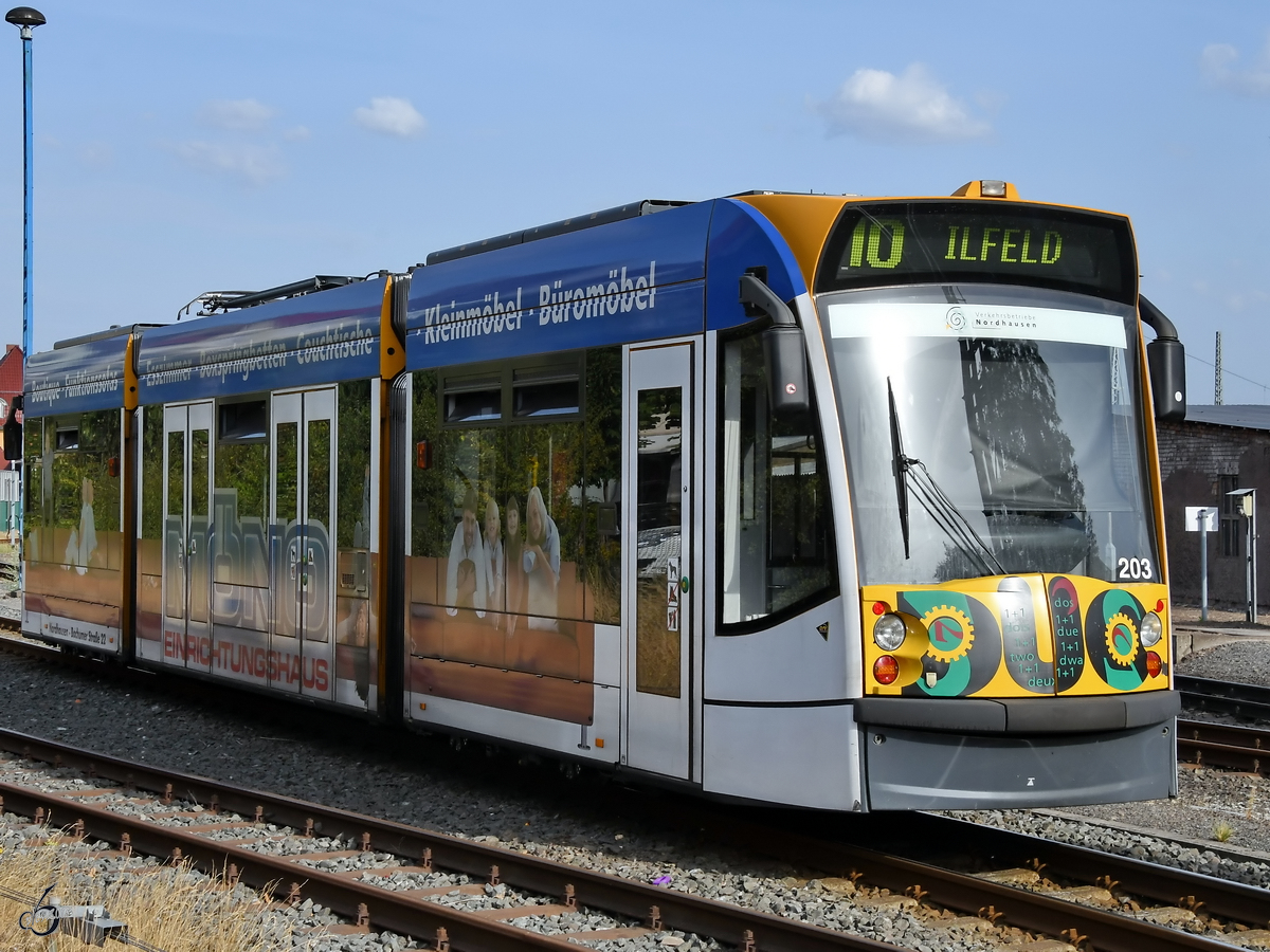 Ein Siemens Combino Duo verlässt den Bahnhof Nordhausen. (August 2018)