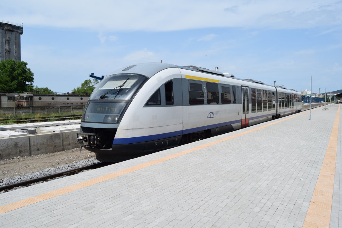 Ein Siemens Desiro Triebwagen verlässt am 19.06.2016 den Bahnhof Targu Mures in Richtung Razboieni.