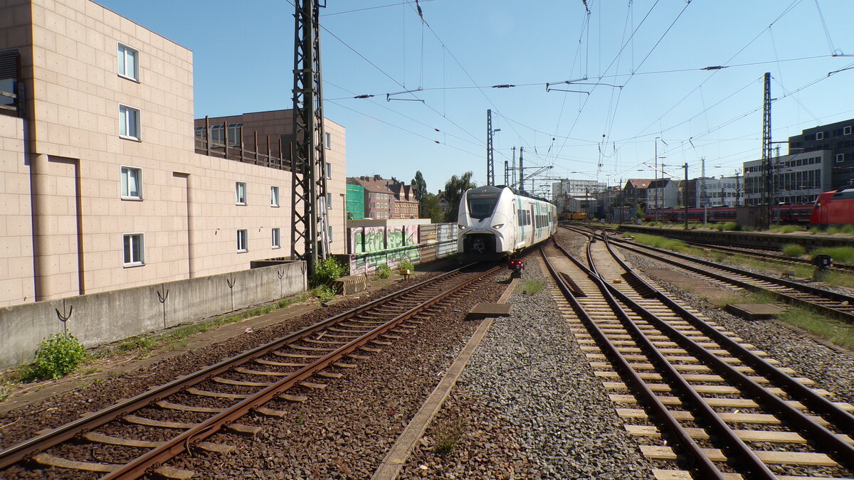 Ein Siemes Schmart als S6 bei der Einfahrt in Hannover Hbf in August 2026.