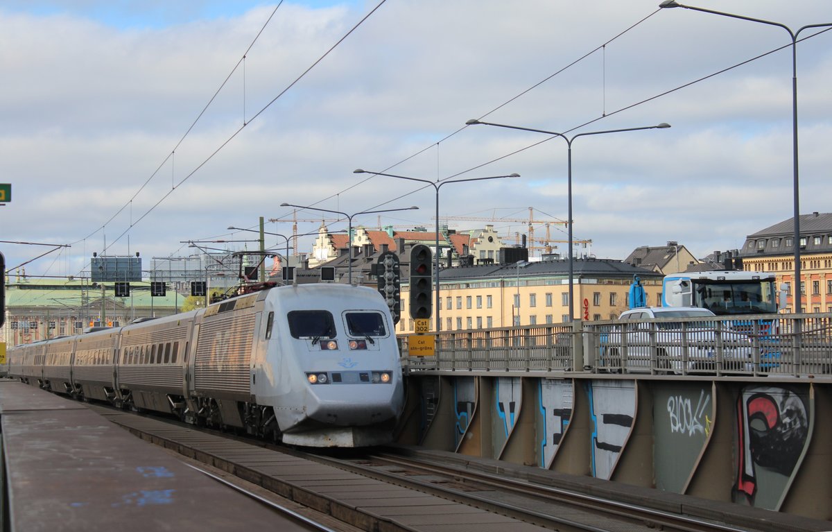 Ein SJ Snabbtåg hat gerade Stockholm C verlassen und ist nun auf der Norra Jarnvägsbron unterwegs.
Aufgenommen am 01.05.2018