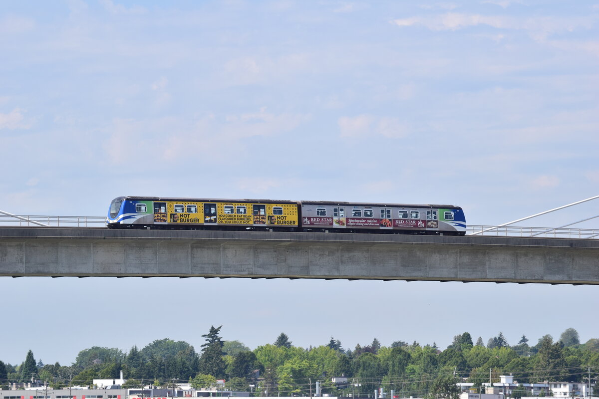 Ein Skytrain überquert bei Richmond Bridgeport den Fraser River. Auf der Canada Line werden Fahrzeuge des Typs Hyundai Rotem eingesetzt.

Vancouver 12.08.2022