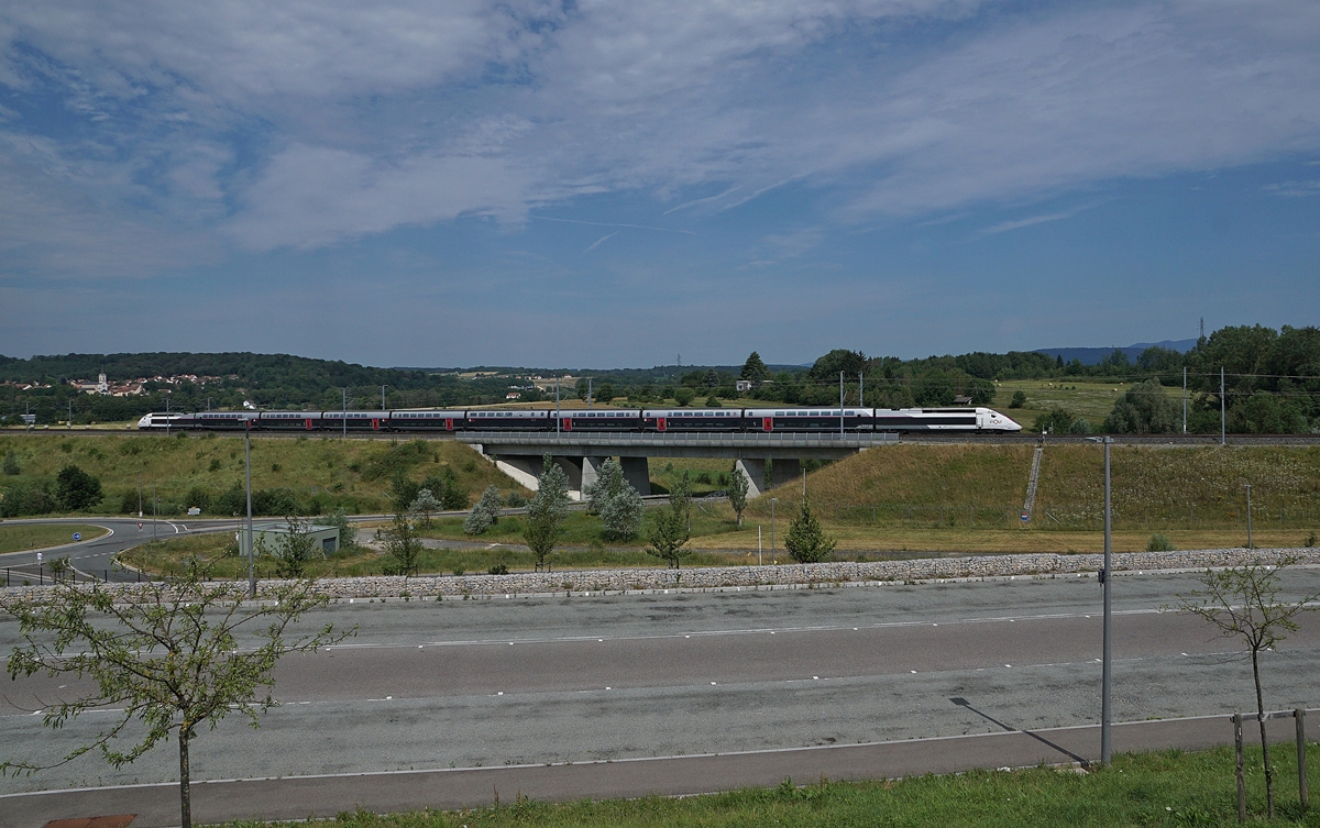 Ein SNCF Euroduplex auf seiner Fahrt als TGV 9896 von Montpellier nach Luxembourg kurz vor seiner Ankunft in Belfort-Montbéliard TGV. 

6. Juli 2019