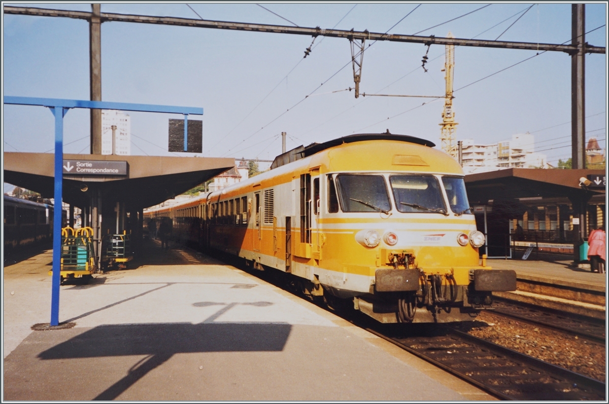 Ein SNCF Tourbotrain T 2000 RTG wartet in Dijon auf die Abfahrt nach Besançon Viotte. (Überarbeitete Version). 

Analogbild vom September 1998