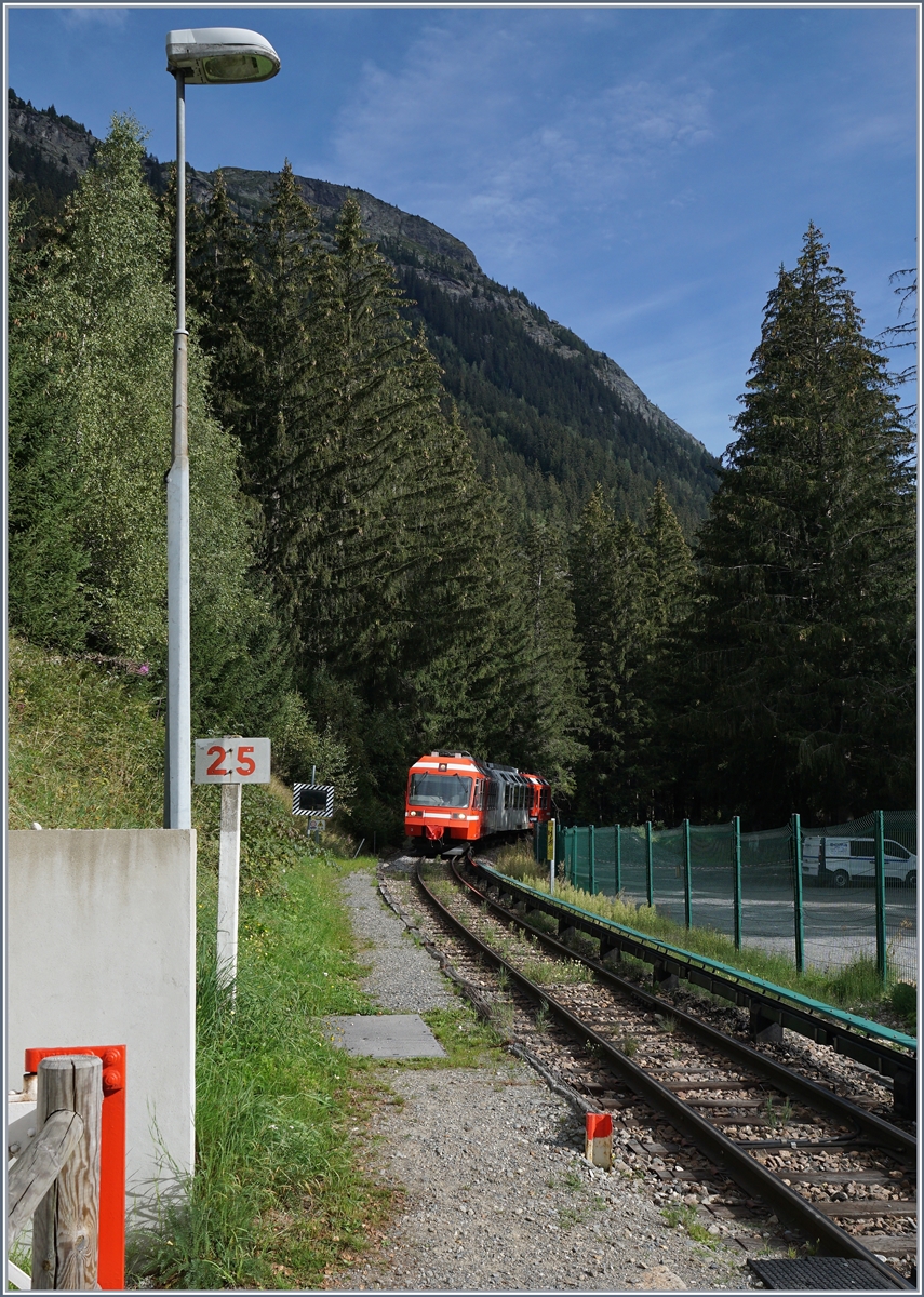 Ein SNCF Z 800 erreicht als TER 18910 von Vallorcine nach Saint Gervais les Bains le Fayet die Haltestelle von La Joux. 

25. August 2020