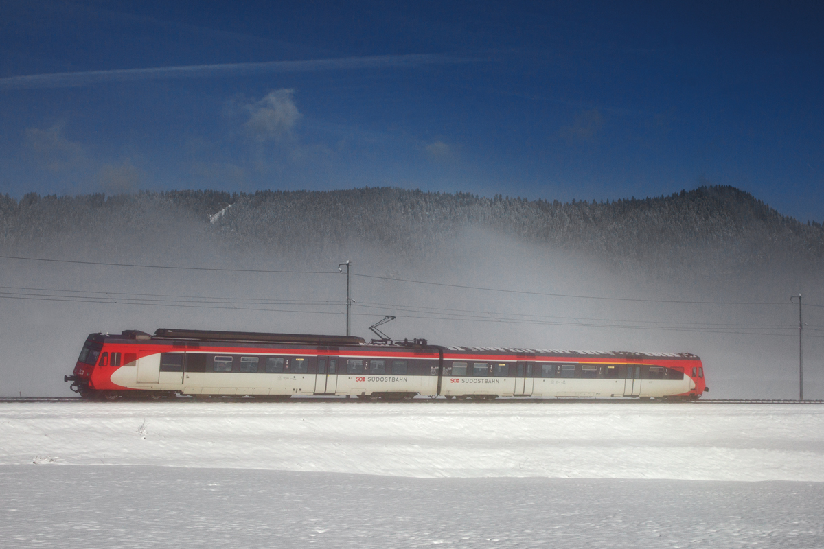 Ein SOB RBDe 566 NPZ 2 Triebzug als Ueberführung eilt in Altmatt vorüber.Bild vom 24.2.2016