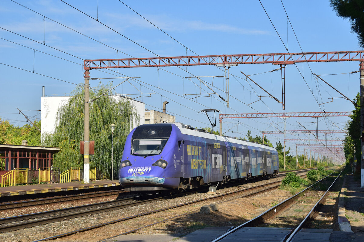 Ein Softronic Hyperion rauscht als RE 11631 Bucuresti Nord - Brasov durch Bucuresti Triaj Richtung Ploiesti. Das Bild wurde vom Bahnsteig gemacht.

Bukarest 08.09.2025