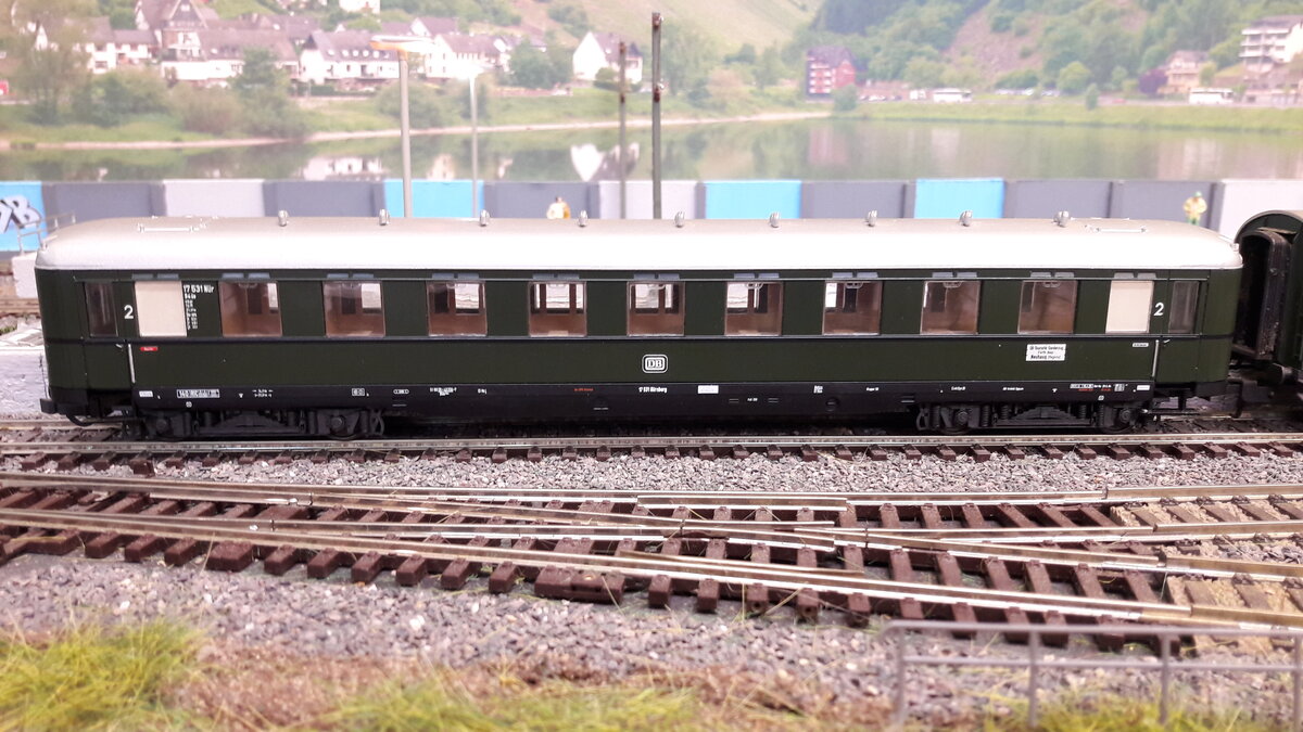 Ein sogenannter Schnellzugwagen C4ü-38 der 30er Jahre der Gruppe 39, Baujahr1936-1951. Ein kpl. verschweißter Wagen. Wegen der unteren Schürze auch allgemein als Schürzenwagen bekannt. Er hatte auch etwas windschnittige abgerundete Ecken bekommen. Auch diese Wagen führen noch bis in 70er Jahre hinein, Schürzenwagen gab es auch als Speisewagen die selbst in unseren späteren D- und Schnellzügen eingesetzt wurden. Modell Liliput