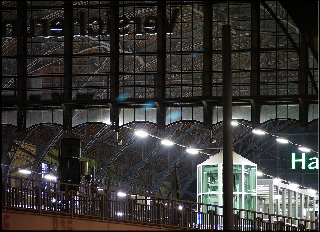 Ein Sommerabend am Hamburger Bahnhof  Dammtor : Blick in die Halle aus sdstlicher Richtung. 6.9.2013