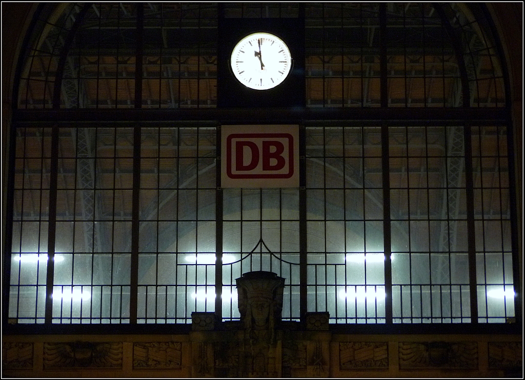 Ein Sommerabend am Hamburger Bahnhof  Dammtor : das nordstliche Eingangsportal. 6.9.2013 