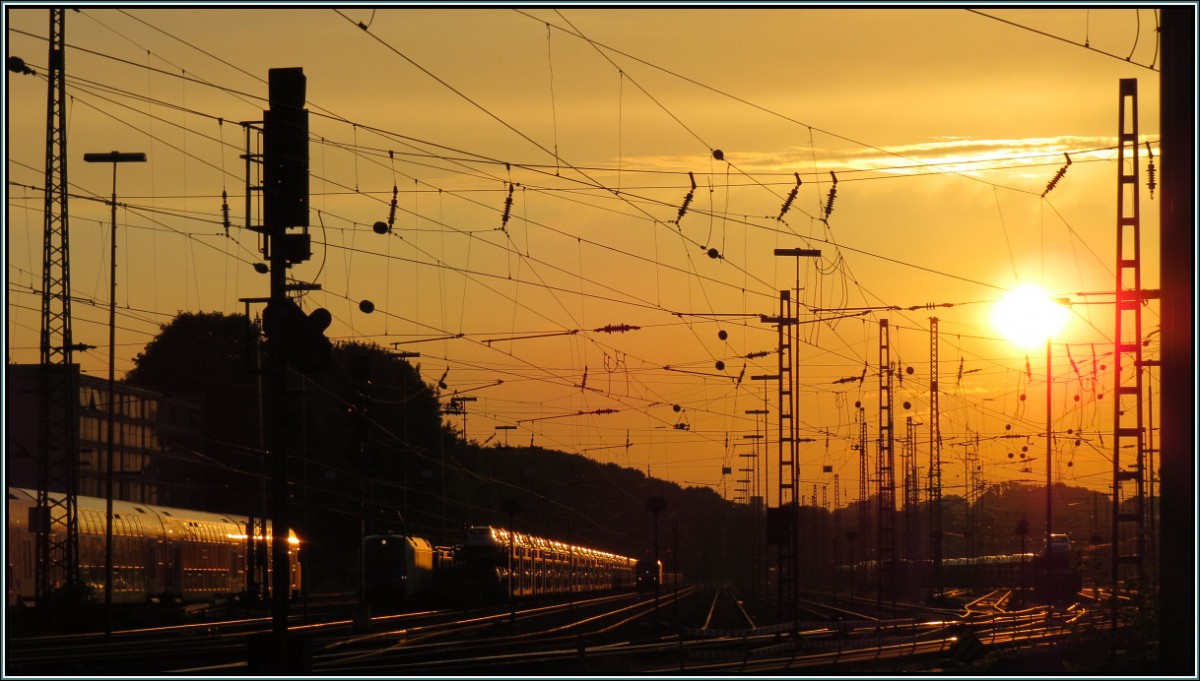 Ein Sommerabend Anfang Juli 2013 am Bahnhof in Aachen West geht langsam zu Ende.
Gastloks aus Östereich holen ihre Güterfracht ab um dann wieder auf Strecke zu gehen.
Ein Stimmungsbild neu aufgelegt in der 1200 Pixel Version.