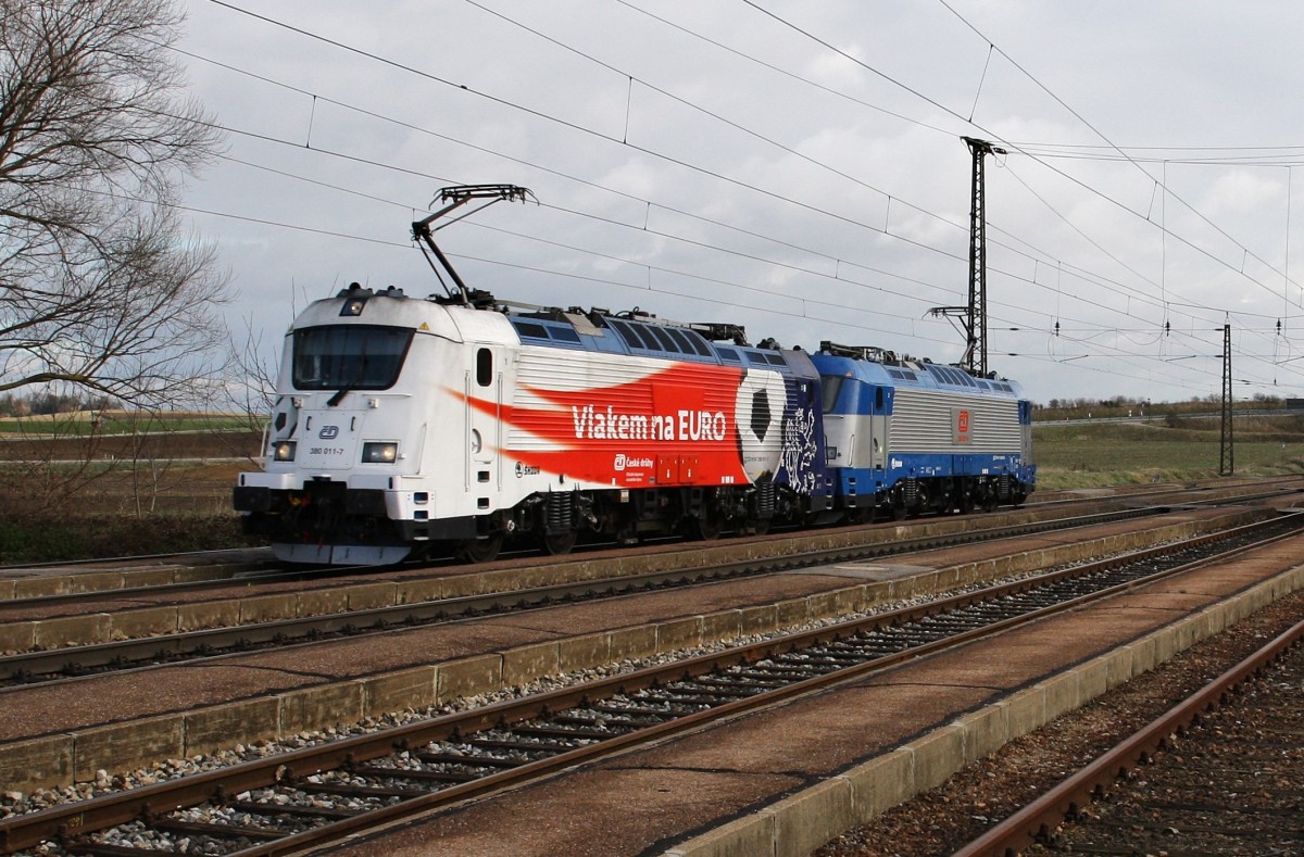 Ein Sonderlokzug mit 380 011-7 und 380 002-6 der CD von Skoda durchfährt am 6.12.2013 den Bahnhof Kirchstetten, von Wien kommend Richtung Linz. Die 380 011-7 macht Werbung für den Tschechischen Fußball bei der Europameisterschaft.