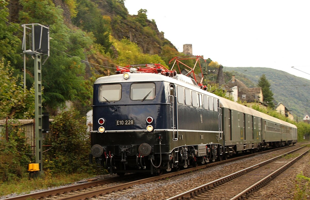 Ein Sonderzug, bespannt mit E10 228 am 12.09.2021 auf der rechten Rheinseite nahe Kaub.