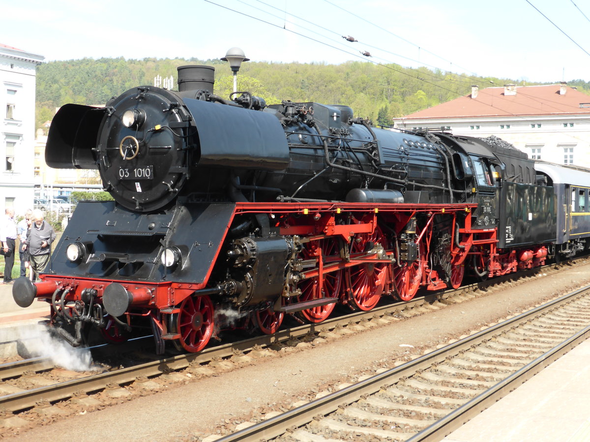 Ein Sonderzug von Deutschland mit der 03 1010 kommend, wird in Decin Hl.n. am 20.04.2018 umgespannt, bekommt dann die schöne BR 475 als Zuglok.