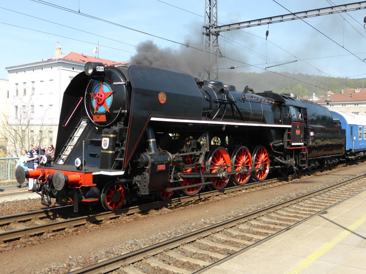 Ein Sonderzug von Deutschland mit der 03 1010 kommend, wird in Decin Hl.n. am 20.04.2018 umgespnnt