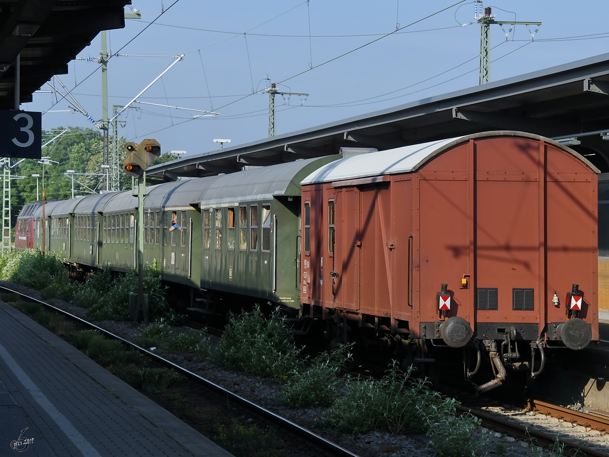 Ein Sonderzug nach Koblenz-Lützel beim Halt am Hauptbahnhof Wanne-Eickel. (Juni 2019)