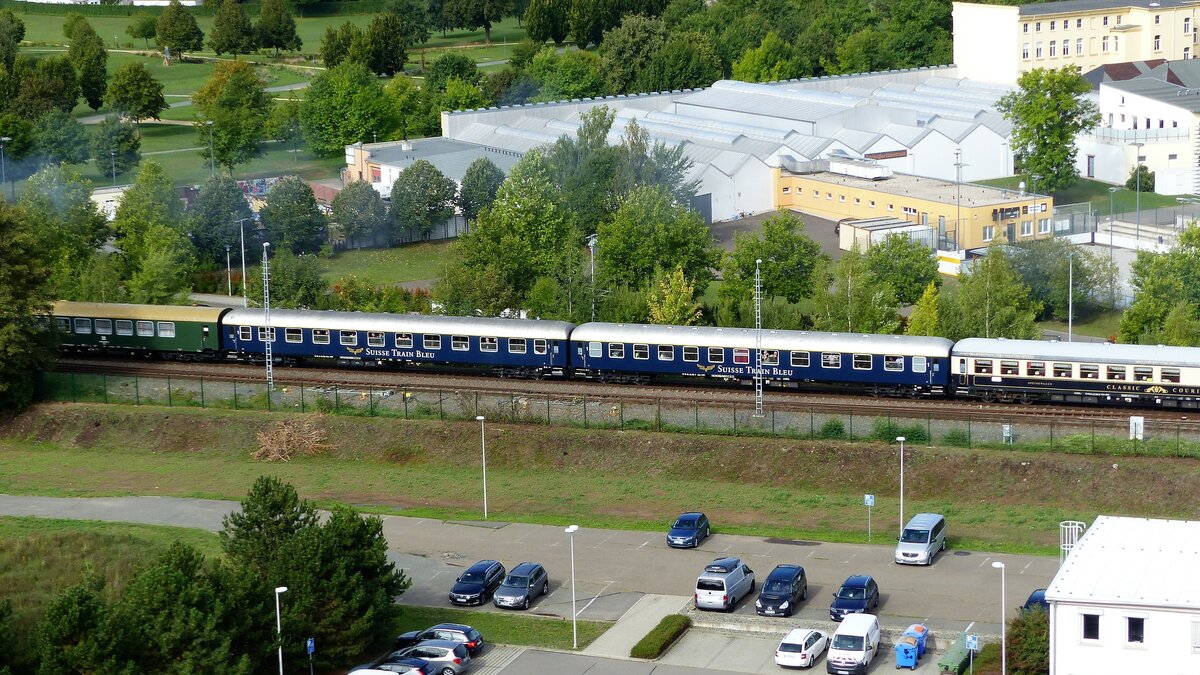 Ein Sonderzug von SUISSE TRAIN BLEU, gezogen von der Press 01 0509 und der EFZ 01 519 am 9.9.2022 auf der Durchfahrt in Gera. 