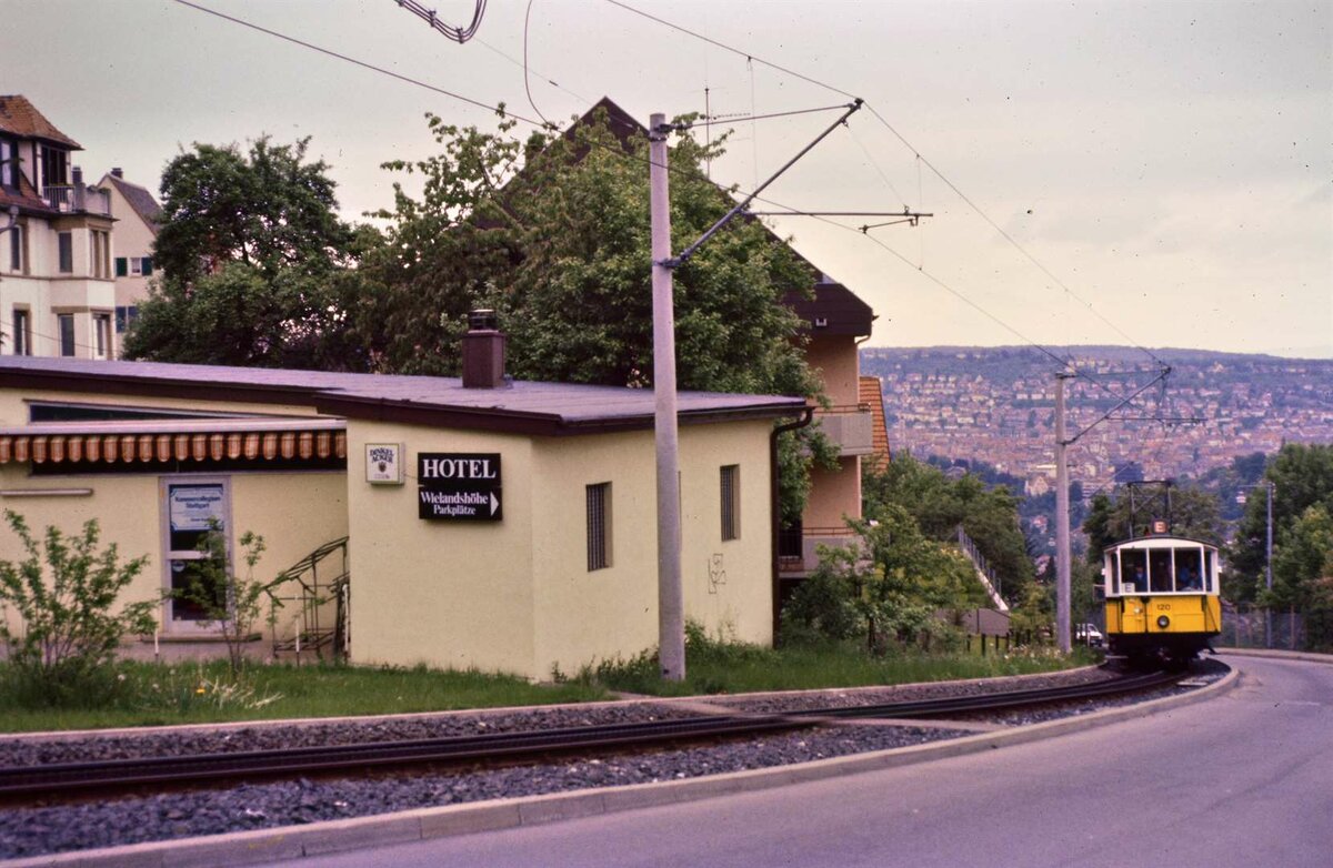 Ein Sonderzug der Zahnradbahn Stuttgart mit Vorstellwagen 120 und Wagen 104 unmittelbar vor der Station Haigst, entstanden am 15.09.1984