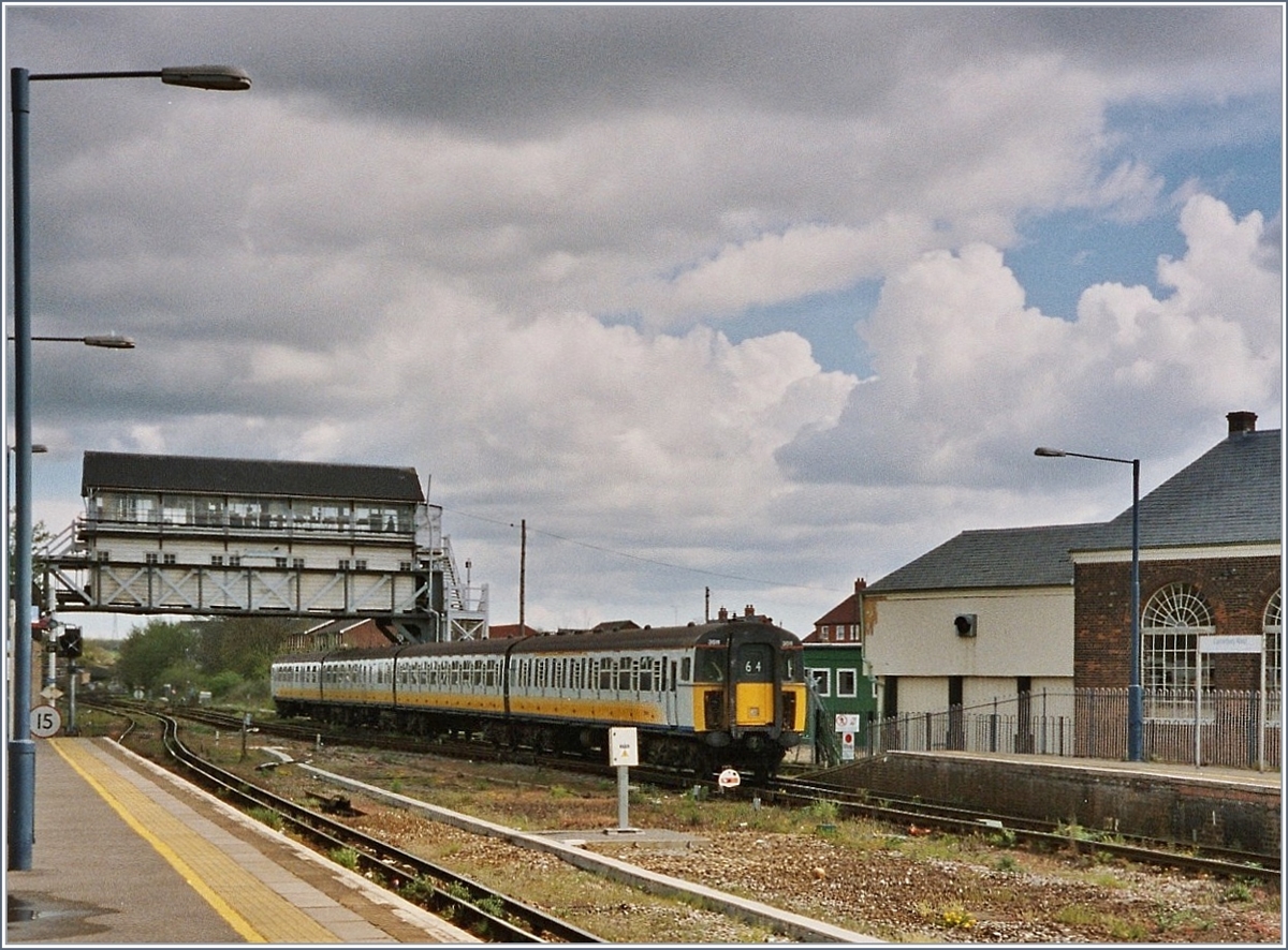Ein South Eastern Trains Service nach Ashford erreicht den Bahnhof von Canterbury West. 

19. April 2004
