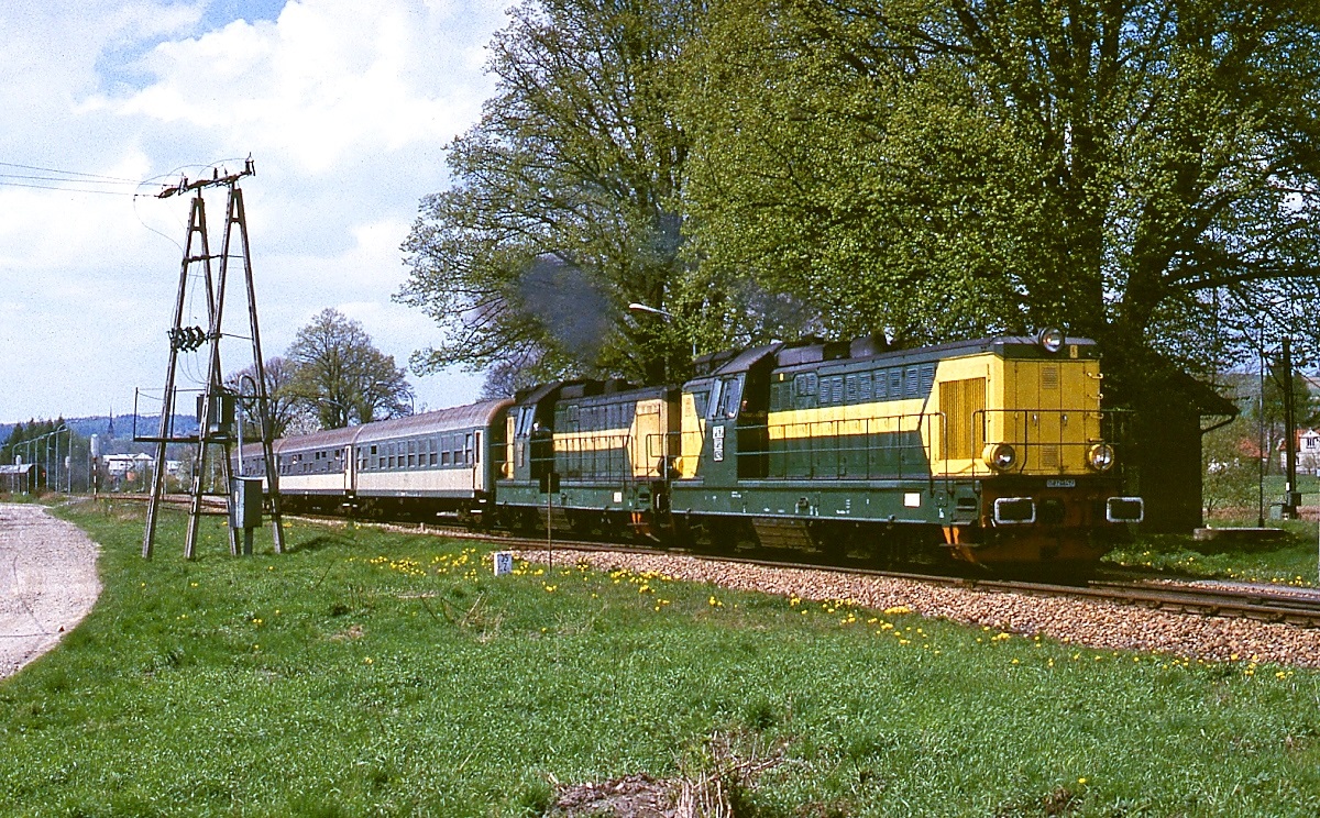 Ein SP32-Doppel, vorne SP32-142, verlässt im April 1992 den in den Beskiden gelegenen Bahnhof Zagorz
