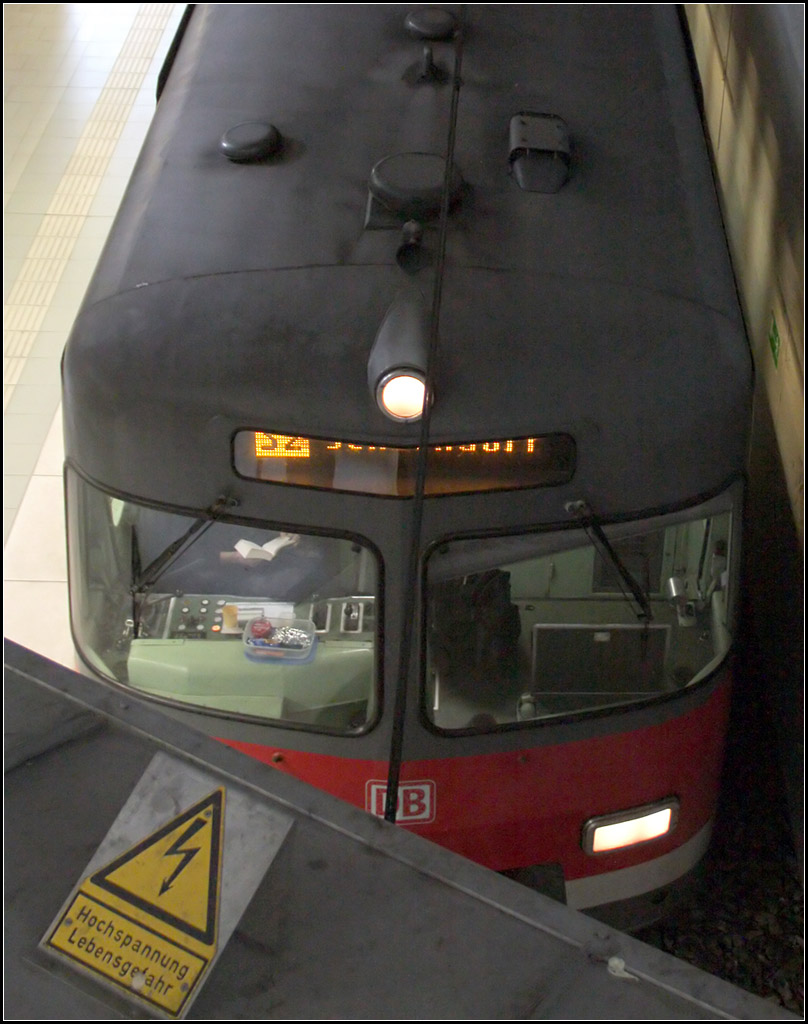 Ein spannendes Buch und ein gutes Vesper -

S-Bahnfahrer im Pause-Modus an der Endhaltestelle Filderstadt.

12.05.2012 (M)