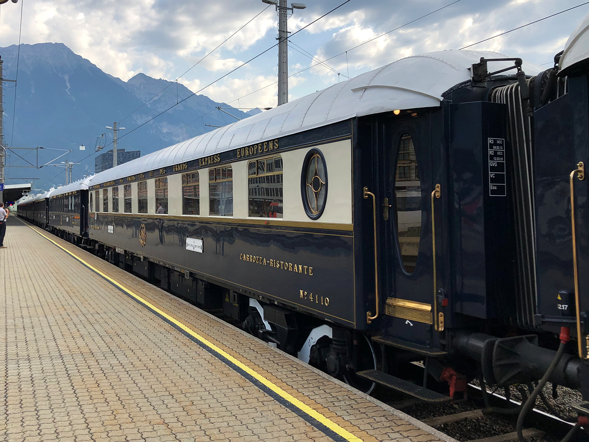 Ein Speisewagen des VSOE - Venice Simplon Orient Express (DRV 1377). Innsbruck Hbf am 13.08.2021