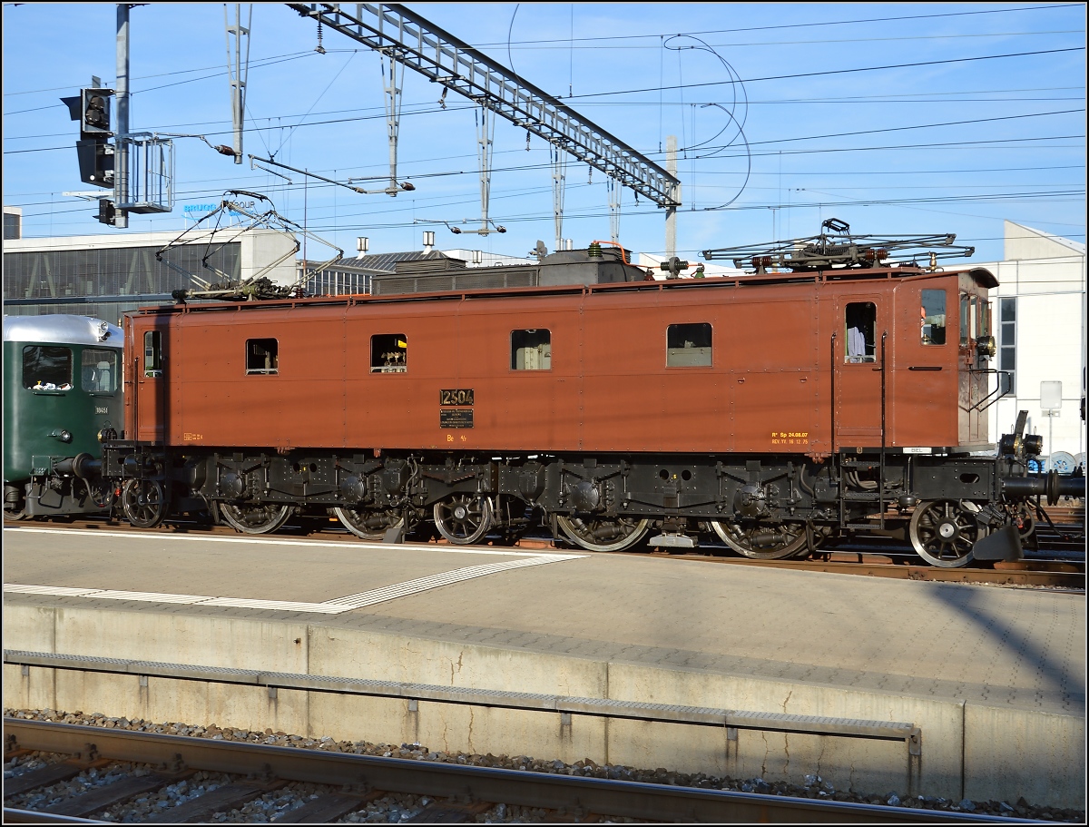 Ein spezieller Zug wurde in Brugg nach dem Tag der offenen Tür rangiert. Be 4/7 12504 in der Mitte.  

Ungewöhnlich an der Lok ist nicht nur die Achsfolge (1'Bo1')(Bo1'), sondern auch der frühe Einsatz eines Einzelachsantriebs, während die anderen Loks dieser Zeit mit Stangenantrieb versehen waren. Für das Baujahr 1921 ist bei 111 t Gweicht die Leistung von 1770 kW nicht zu verachten.

Mai 2015.
