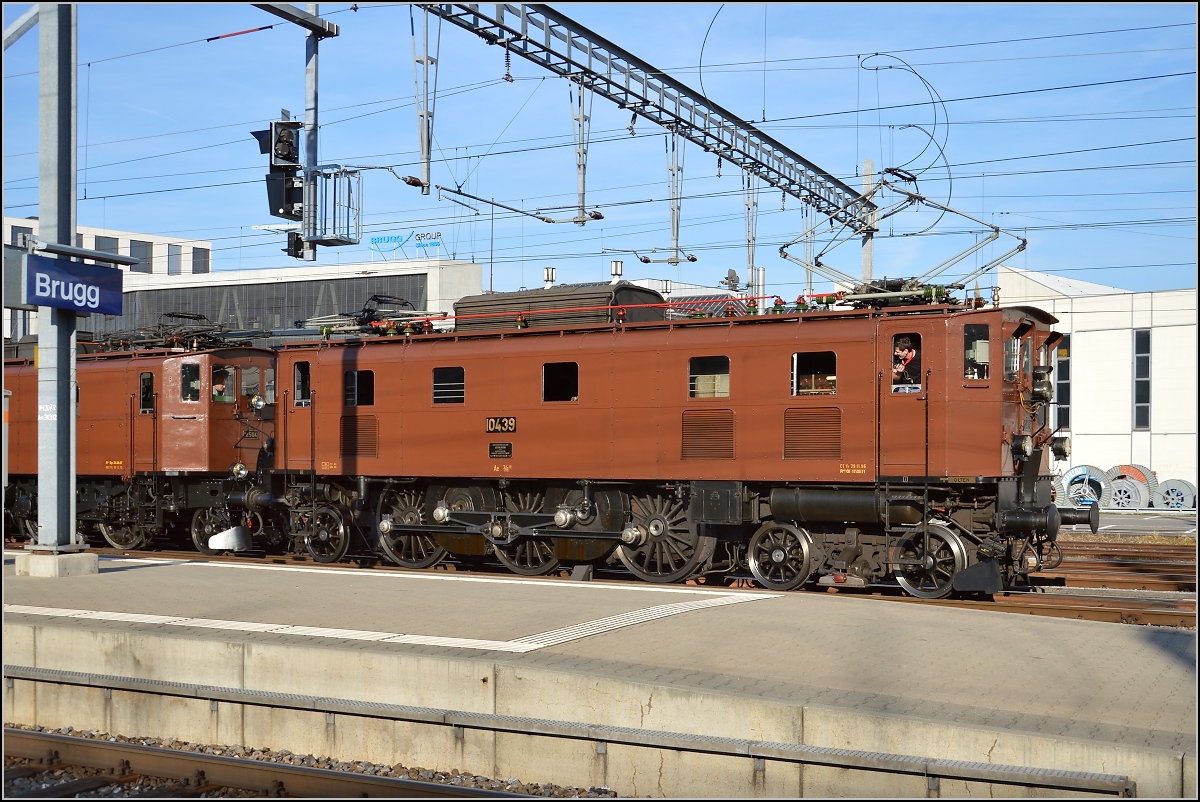 Ein spezieller Zug wurde in Brugg nach dem Tag der offenen Tr rangiert. Ae 3/6<sup>II</sup> 10439 an der Spitze des Zuges. Mai 2015.