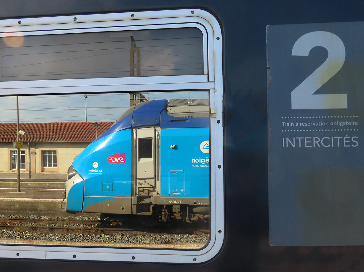 Ein spiegelverkehrter TER (Train Express Regional) wartet im Bahnhof Clermont-Ferrand auf die Abfahrt. Clermont-Ferrand, 26.5.2023
